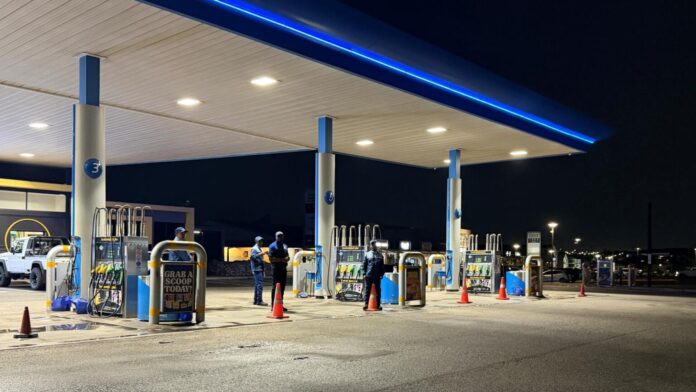 A petrol station in South Africa. Rising fuel costs are putting pressure on motorists and commuters, prompting calls for cleaner, more affordable transport alternatives. Credit : Business Tech