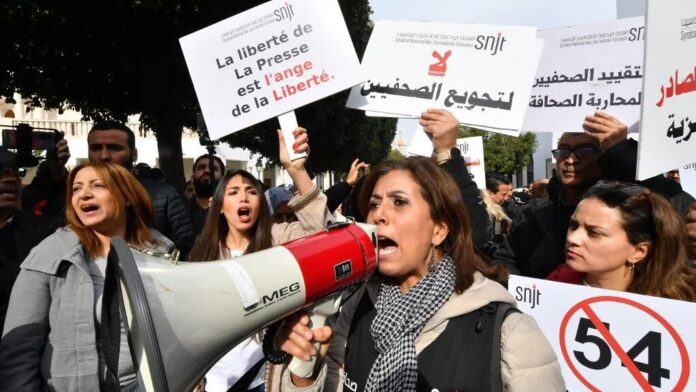 Tunisian journalists demonstrate in Tunis against restrictions on press freedom and the imprisonment of media professionals. Image credit: Reuters/Jihed Abidellaoui.